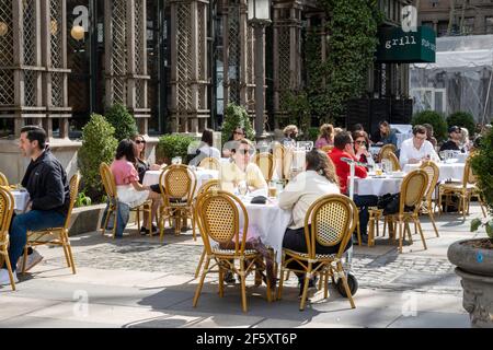 Le restaurant Bryant Park Grill est ouvert aux fêtes au printemps, à Bryant Park, New York, États-Unis Banque D'Images