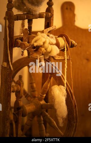 Roue de rotation antique du commerce de moutons et de laine dans l'église Saint Wolfgang. Banque D'Images