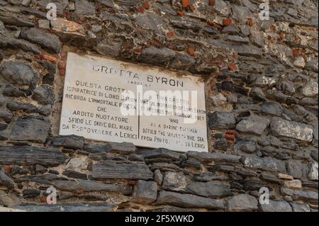 Portovenere, Ligurie, Italie. Au-dessus de l'entrée de la « Grotte du Seigneur Byron », une plaque commémorative en marbre sur un ancien mur de pierre appartenant au D Banque D'Images