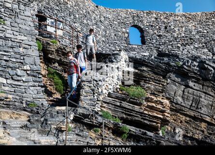 Porto Venere, Ligurie, Italie. Juin 2020. L'escalier qui vous permet de descendre dans le golfe des poètes avec la célèbre grotte de Lord Byron, p Banque D'Images