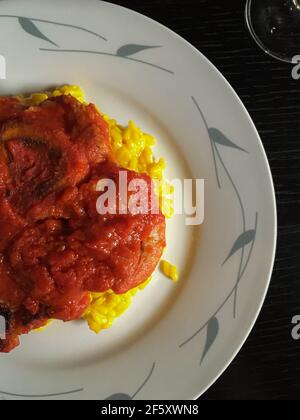 Ossobuco alla Milanese avec risotto au safran. Cuisine italienne. Cuisine traditionnelle et locale. Milan, Lombardie, Italie, Europe. Gros plan Banque D'Images