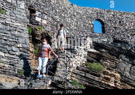 Porto Venere, Ligurie, Italie. Juin 2020. L'escalier qui vous permet de descendre dans le golfe des poètes avec la célèbre grotte de Lord Byron, p Banque D'Images