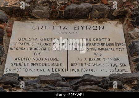 Portovenere, Ligurie, Italie. Au-dessus de l'entrée de la « Grotte du Seigneur Byron », une plaque commémorative en marbre sur un ancien mur de pierre appartenant au D Banque D'Images