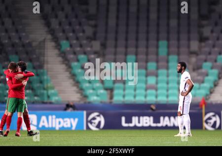 Le Japhet Tanganga d'Angleterre (à droite) réagit après le coup de sifflet final lors du match de l'UEFA European Under-21 Championship Group D 2021 au stade Stozice à Ljubljana, en Slovénie. Date de la photo: Dimanche 28 mars 2021. Banque D'Images