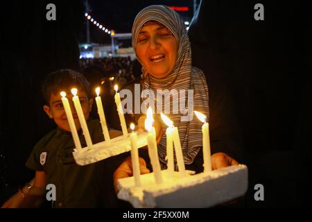 Karbala, Irak. 28 mars 2021. Les musulmans chiites irakiens éclairaient des bougies devant le sanctuaire de l'Imam Muhammad al-Mahdi pendant le Nisf de Shaban (Mid-Sha'ban), le huitième mois du calendrier islamique, pour commémorer la naissance de l'Imam al-Mahdi. Selon les musulmans chiites, Al-Mahdi émergera avant la fin des temps pour apporter la paix et la justice au monde. Credit: Ameer Al Mohmedaw/dpa/Alamy Live News Banque D'Images