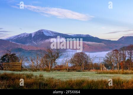 Une inversion couvre Keswick et Bassenthwaite un matin d'hiver Banque D'Images