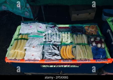 Fruits exotiques d'été disposés dans le centre commercial ou le marché. Photo de haute qualité Banque D'Images