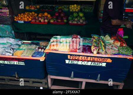 Fruits exotiques d'été disposés dans le centre commercial ou le marché. Photo de haute qualité Banque D'Images