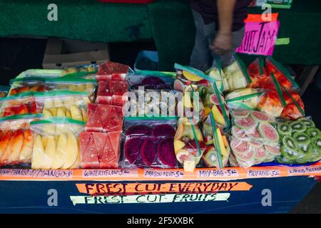 Fruits exotiques d'été disposés dans le centre commercial ou le marché. Photo de haute qualité Banque D'Images