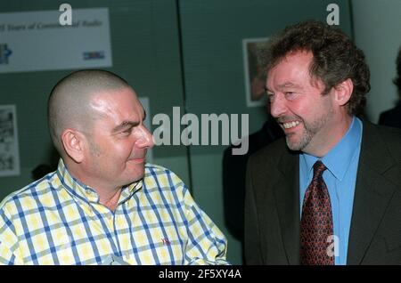 Eric Hall Agent de football octobre 98Si le présentateur de télévision Jeremy Beadle Fête radio LBC Banque D'Images