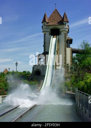 Parc d'aventure de Tripsdrill près de Cleebronn dans le Zabergäu: Promenade avec baignoire, quartier de Heilbronn, Bade-Wurtemberg, Allemagne Banque D'Images