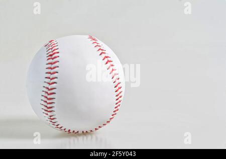 Un seul baseball isolé sur fond blanc. Points de mise au point sélective. Arrière-plan flou Banque D'Images