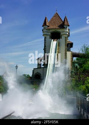 Parc d'aventure de Tripsdrill près de Cleebronn dans le Zabergäu: Promenade avec baignoire, quartier de Heilbronn, Bade-Wurtemberg, Allemagne Banque D'Images
