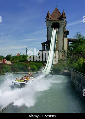 Parc d'aventure de Tripsdrill près de Cleebronn dans le Zabergäu: Promenade avec baignoire, quartier de Heilbronn, Bade-Wurtemberg, Allemagne Banque D'Images