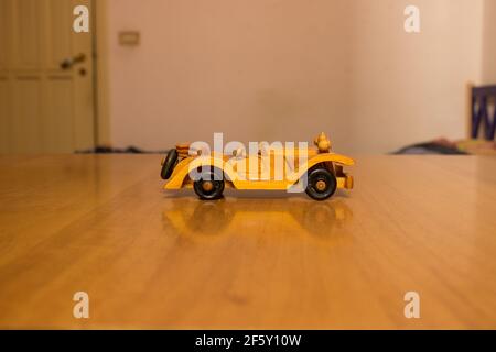 Voiture modèle jouet en bois sur une table en bois Banque D'Images