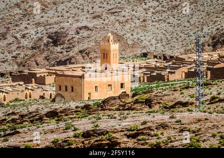 Aouli, Maroc - 10 avril 2015. Ancienne mosquée d'orange abandonnée dans le village des mineurs abandonnés près de Midelt Banque D'Images