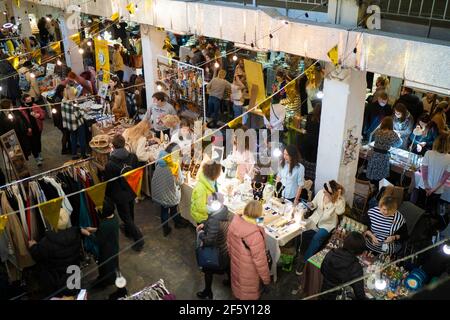 Moscou, Russie. 28 mars 2021. Les gens visitent le marché de l'artisanat '4 Saisons' dans le centre de Moscou, en Russie, le 28 mars 2021. Ce week-end, les visiteurs ont apprécié des cours de maître organisés par des artistes sur le marché de l'artisanat « 4 Saisons ». Crédit: Maxim Chernavsky/Xinhua/Alay Live News Banque D'Images