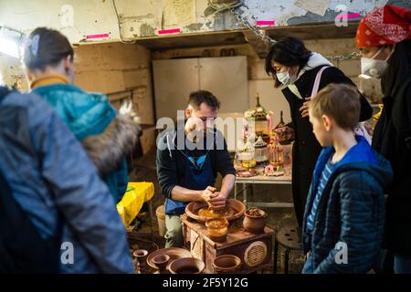 Moscou, Russie. 28 mars 2021. Les visiteurs assistent à un cours de maître en poterie dans le centre de Moscou, en Russie, le 28 mars 2021. Ce week-end, les visiteurs ont apprécié des cours de maître organisés par des artistes sur le marché de l'artisanat « 4 Saisons ». Crédit: Maxim Chernavsky/Xinhua/Alay Live News Banque D'Images