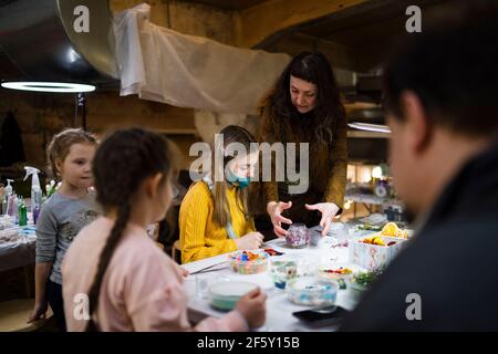 Moscou, Russie. 28 mars 2021. Les visiteurs assistent à une classe de maître dans le centre de Moscou, en Russie, le 28 mars 2021. Ce week-end, les visiteurs ont apprécié des cours de maître organisés par des artistes sur le marché de l'artisanat « 4 Saisons ». Crédit: Maxim Chernavsky/Xinhua/Alay Live News Banque D'Images