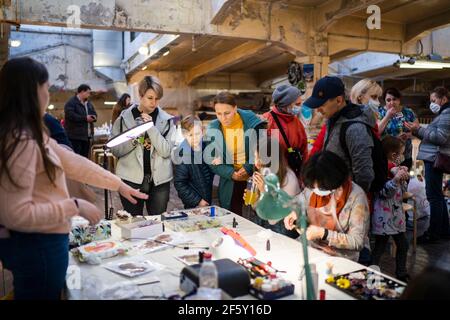 Moscou, Russie. 28 mars 2021. Les visiteurs assistent à une classe de maître dans le centre de Moscou, en Russie, le 28 mars 2021. Ce week-end, les visiteurs ont apprécié des cours de maître organisés par des artistes sur le marché de l'artisanat « 4 Saisons ». Crédit: Maxim Chernavsky/Xinhua/Alay Live News Banque D'Images