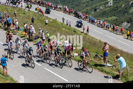 Col de la Madeleine, France - 19 juillet 2018 : le cycliste français Julian Alaphilippe de Quick-Step Floors Team portant le Polka Dot Jersey grimpant dans le Banque D'Images