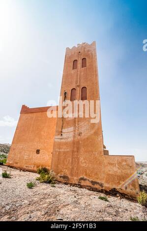 Aouli, Maroc - 10 avril 2015. Ancienne mosquée d'orange abandonnée dans le village des mineurs abandonnés près de Midelt Banque D'Images