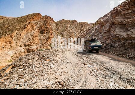 Aouli, Maroc - 10 avril 2015. Ancien Range Rover Classic d'époque qui se déroule dans la vallée autour des mines abandonnées. Banque D'Images