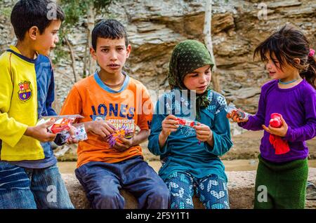 Aouli, Maroc - 10 avril 2015. Les enfants berbères ont reçu des jouets modernes des touristes Banque D'Images