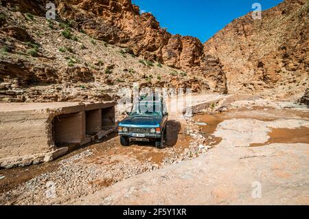 Aouli, Maroc - 10 avril 2015. Ancien Range Rover Classic d'époque qui se déroule dans la vallée autour des mines abandonnées. Banque D'Images