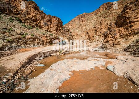 Aouli, Maroc - 10 avril 2015. Ancien Range Rover Classic d'époque qui se déroule dans la vallée autour des mines abandonnées. Banque D'Images