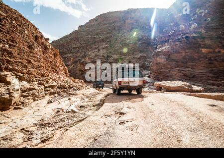 Aouli, Maroc - 10 avril 2015. Deux anciens Range Rover Classics dans la vallée des mines près de Midelt Banque D'Images