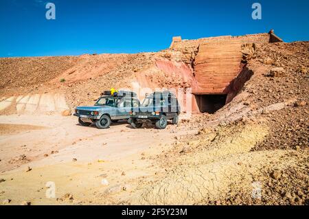 Aouli, Maroc - 10 avril 2015. Deux anciens Range Rover Classics dans la vallée des mines près de Midelt Banque D'Images