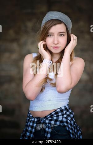 Cool adolescente avec de longs cheveux dans le cadre urbain. Banque D'Images