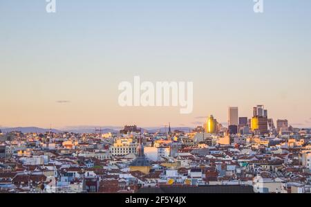 Espagne, Madrid, paysage urbain avec la rue Alcala. Horizontale Banque D'Images