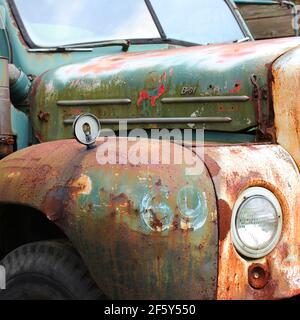 L'avant d'un vieux camion mac mack du milieu du siècle a une belle patine avec des verts et des bleus avec un avant rouillé et le numéro 69 sous son pare-brise Banque D'Images