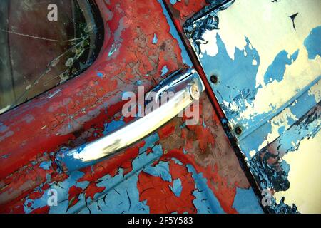 Vieux rouillé notre porte de camion de lait en rouge blanc et bleu avec beaucoup de texture et peinture écaillée Banque D'Images