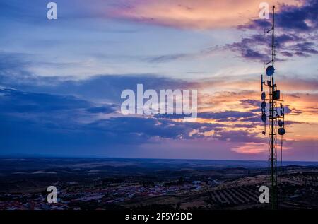 Antennes de station de radiodiffusion en haut de la colline de la petite ville Banque D'Images