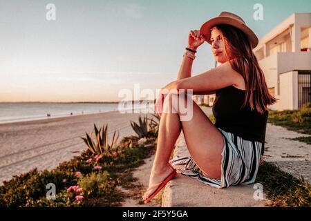 Une jeune femme bronzer au coucher du soleil sur une plage dans le sud Espagne Banque D'Images