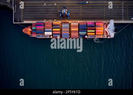 Conteneurs colorés sur la barge d'expédition Banque D'Images