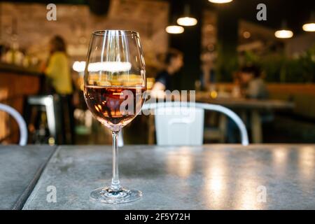 Verre de vin rose dans le cadre du restaurant. Banque D'Images