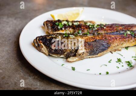 poisson frit sur l'assiette, gros plan Banque D'Images