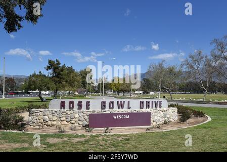 PASADENA, CALIFORNIE - 26 MARS 2021 : panneau rose Bowl Drive à l'entrée du célèbre stade de football. Banque D'Images