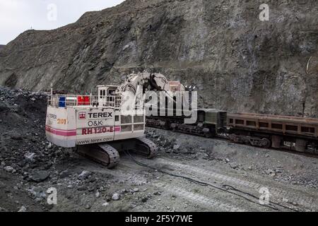 Rudny/Kazakhstan - Mai 14 2012 : chargement et transport du minerai sur une usine de concentration. Pelle hydraulique Terex charge du minerai de fer dans un wagon exploitation minière à ciel ouvert (q Banque D'Images