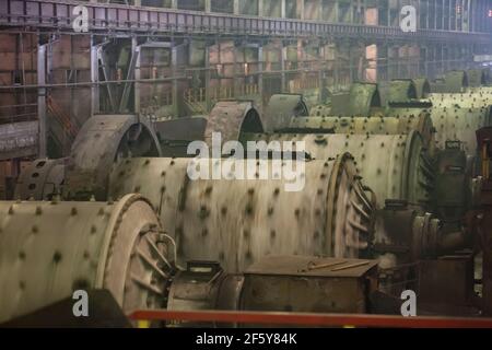 Rudny, région de Kostanay, Kazakhstan-mai 28 2012 : usine d'extraction et de transformation de Sokolovo-Sarbay. Atelier de laminoir à billes avec vapeur. Banque D'Images