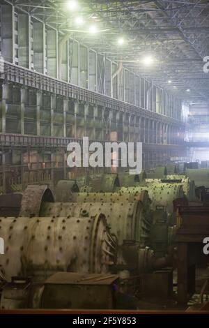 Rudny, région de Kostanay, Kazakhstan-mai 28 2012 : usine d'extraction et de transformation de Sokolovo-Sarbay. Atelier de laminoir à billes avec vapeur. Banque D'Images