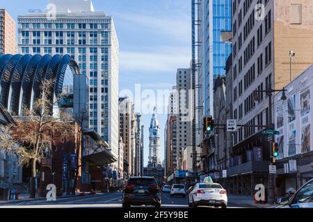 Philadelphie, PA - 26 2021 mars : vue sur la rue du centre-ville de Philadelphie avec l'hôtel de ville au loin. Voitures dans la rue et bâtiments le long Banque D'Images