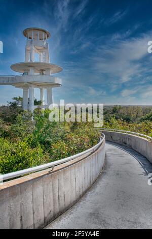 Une rampe circulaire monte jusqu'à la Tour d'observation avec vue sur des kilomètres de clairières à ciel ouvert à Shark Valley dans le parc national des Everglades en Floride. Banque D'Images