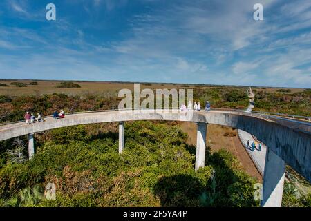 Une rampe circulaire monte jusqu'à la Tour d'observation avec vue sur des kilomètres de clairières à ciel ouvert à Shark Valley dans le parc national des Everglades en Floride. Banque D'Images