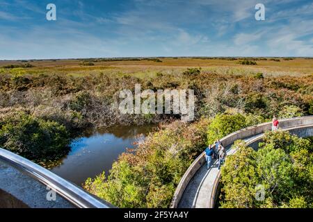 Une rampe circulaire monte jusqu'à la Tour d'observation avec vue sur des kilomètres de clairières à ciel ouvert à Shark Valley dans le parc national des Everglades en Floride. Banque D'Images