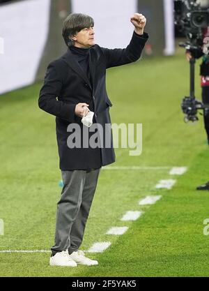 Bucarest, Roumanie. 28 mars 2021. Le directeur du DFB Joachim Jogi LOEW, LÖW célèbre la victoire dans le match ROUMANIE - ALLEMAGNE 0-1 Rumänien - Deutschland 0-1 qualification pour les Championnats du monde 2022, WM Quali, saison 2020/2021, 28 mars 2021 à Bucarest, Bucarest, Roumanie. Credit: Peter Schatz/Alay Live News Banque D'Images